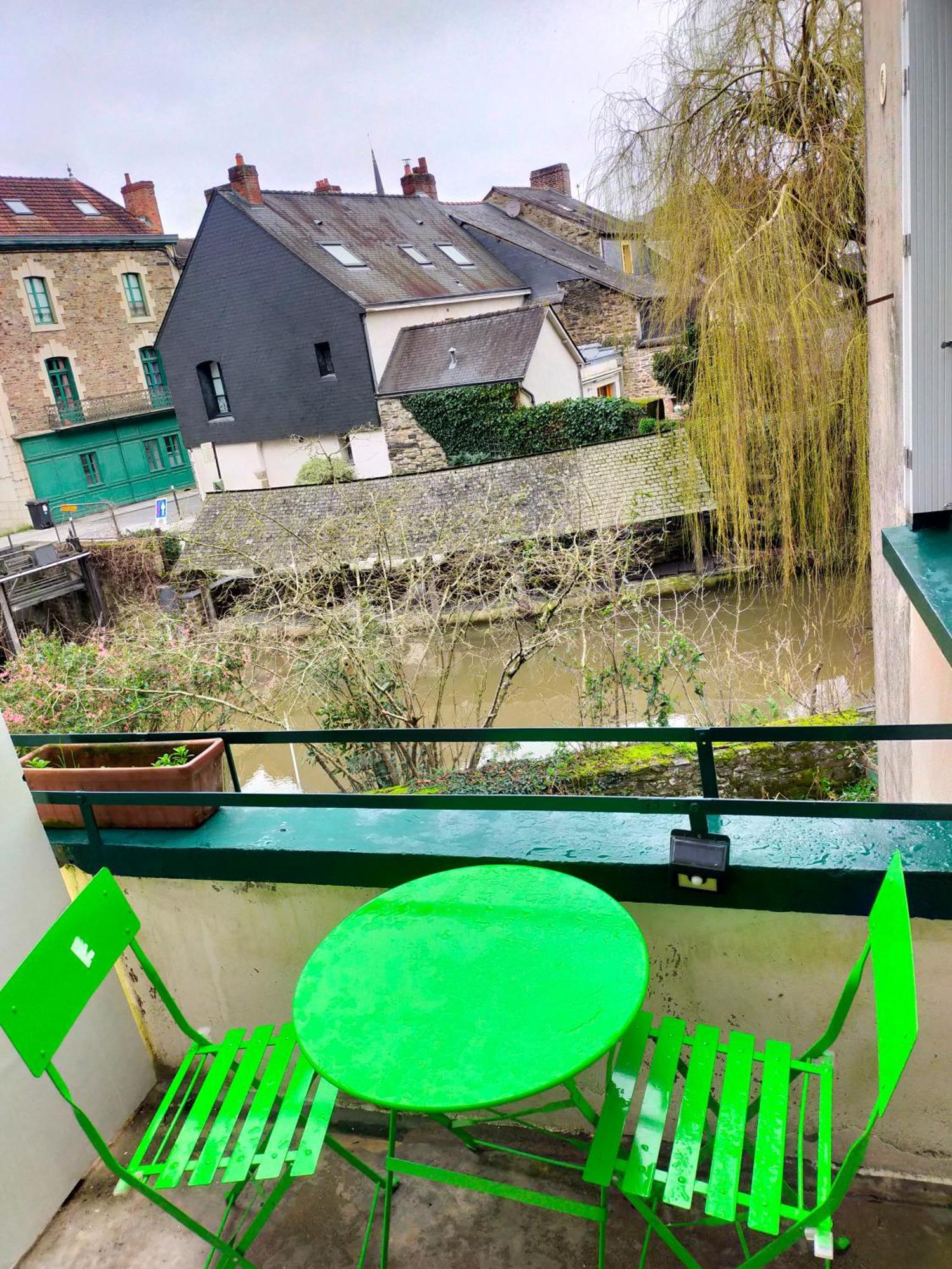 Studio En Rdc Avec Balcon Centre Vitre Exteriér fotografie
