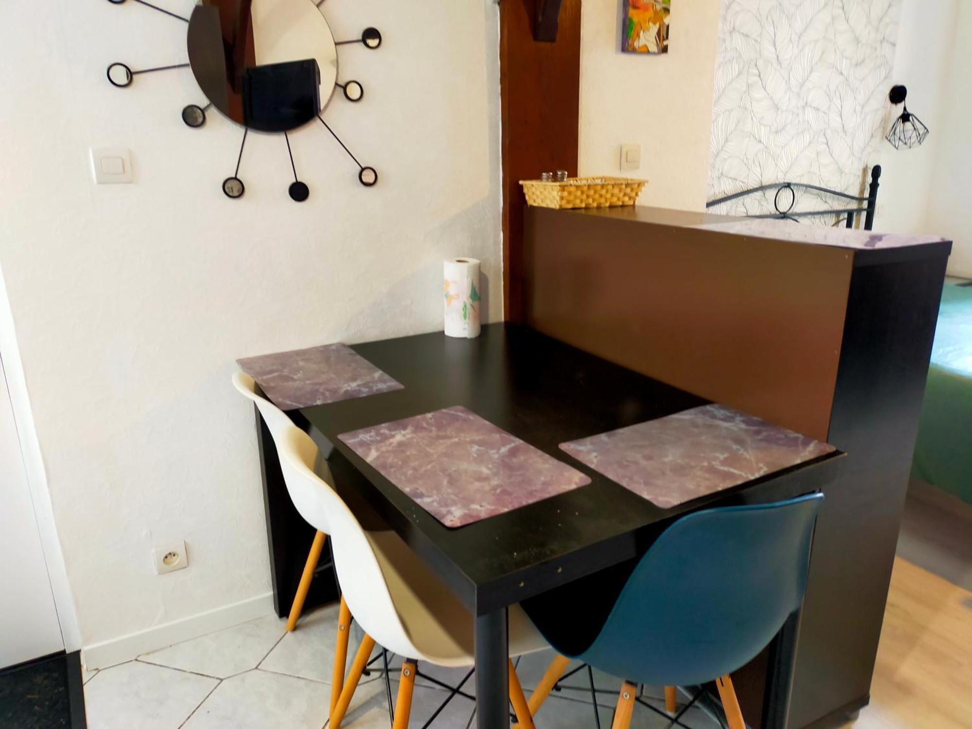 Studio En Rdc Avec Balcon Centre Vitre Exteriér fotografie